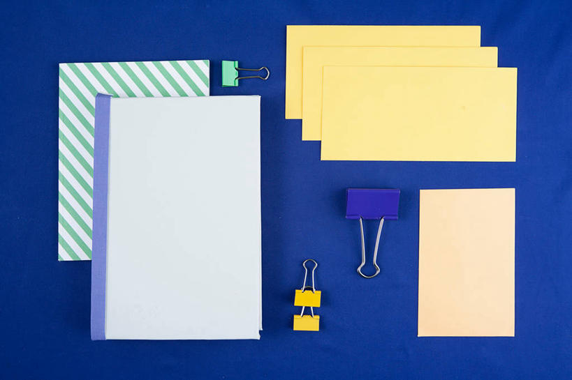 无人,横图,俯视,室内,特写,白天,桌面,桌子,静物,金属制品,一本,许多,阴影,蓝色背景,反射,粘性,金属,影子,办公用品,便利贴,便签,长尾夹,记事本,很多,文具,粉色,黄色,蓝色,本子,笔记本,夹子,学习用品,四个,摄影,影棚,办公设备,文具用品,记事,燕尾夹,快捷,文化工具,方便,N次贴,便条贴,告诉贴,即时贴,便贴纸,彩图,高角度拍摄,影棚拍摄,拍摄