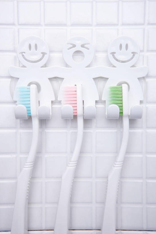 无人,竖图,室内,特写,白天,正面,建材,生活用品,建筑,静物,阴影,反射,材料,瓷砖,牙刷,影子,墙,墙砖,架子,墙壁,墙面,三个,粉色,蓝色,绿色,白色,日用品,清洁,建造,洗漱用品,支撑,卫生,支持,牙刷架,彩图,墙面砖