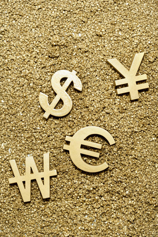 无人,竖图,俯视,室内,特写,白天,钱,静物,阴影,反射,标志,钱币,沙子,文字,影子,沙,标识,四个,金色,金融,韩币,经济,砂,流通,贸易,货币,美元符号,现金,彩图,高角度拍摄,圜,欧元符号,韩币符号,人民币符号