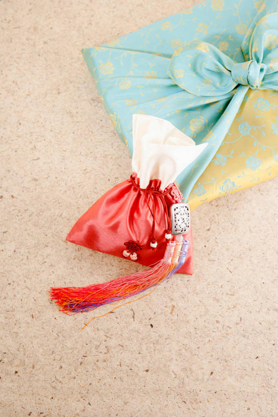 无人,竖图,俯视,室内,特写,白天,桌面,桌子,静物,袋子,礼物,阴影,装饰,反射,纹路,包装袋,纹理,影子,纸袋,两个,红色,绿色,礼品,华丽,修饰,点缀,礼品袋,肌理,衬托,美观,雅致,雅观,彩图,高角度拍摄