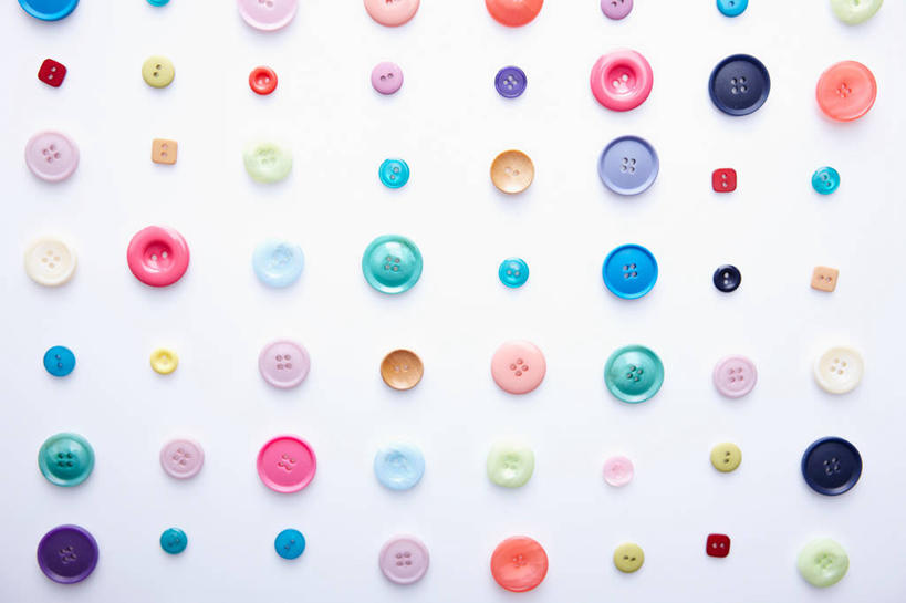 无人,横图,俯视,彩色,室内,特写,白天,白色背景,桌面,桌子,静物,一排,许多,阴影,整齐,并列,并排,反射,影子,很多,纽扣,排列,白色,摄影,影棚,五颜六色,钮扣,色彩斑斓,队列,五彩缤纷,平行,五彩斑斓,盘扣,五光十色,彩图,高角度拍摄,影棚拍摄,拍摄,盘纽