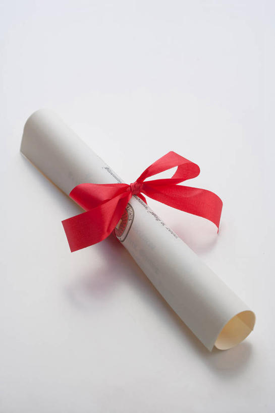 无人,竖图,俯视,室内,特写,白天,桌面,桌子,静物,一张,阴影,灰色背景,反射,丝绸,丝带,文凭,影子,缎带,绸带,红色,灰色,蝴蝶结,摄影,影棚,证书,学位证,学位证书,彩图,高角度拍摄,影棚拍摄,拍摄