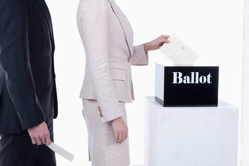 东方人,两个人,同事,商务人士,商务男性,商务女性,站,横图,室内,白天,白色背景,侧面,衬衫,成功,合作,团队,集体,信心,桌面,桌子,亚洲,握,阴影,套装,反射,材料,档案,文件,影子,纸,黄种人,队伍,一个,白色,黑色,容器,手稿,箱子,资料,站着,握着,摄影,影棚,单个,储藏,证明,领导,选票,成就,储存,文档,商务装,合伙,领袖,工薪阶层,投票箱,票子,男人,男性,年轻男性,年轻女性,女人,女性,亚洲人,白领,上班族,站立,半身,彩图,影棚拍摄,衬衣,拍摄,贮存,投票