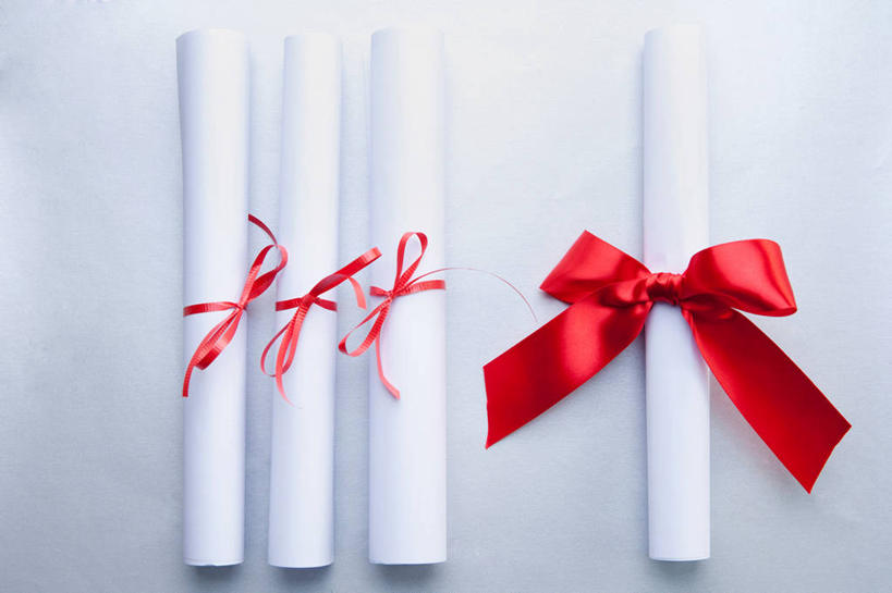 无人,横图,俯视,室内,特写,白天,白色背景,静物,一排,整齐,装饰,丝绸,丝带,文凭,缎带,绸带,排列,红色,蝴蝶结,摄影,影棚,华丽,修饰,点缀,证书,队列,学位证,学位证书,衬托,美观,雅致,雅观,彩图,高角度拍摄,影棚拍摄,拍摄