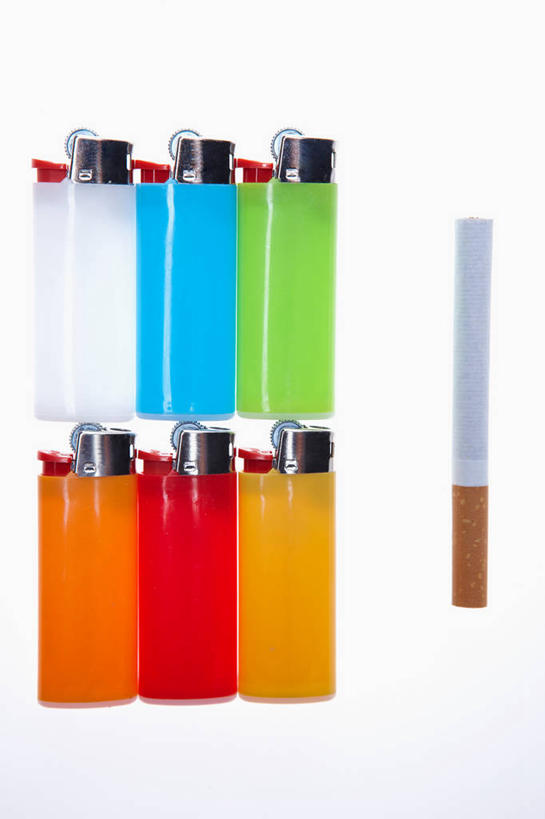 无人,竖图,彩色,室内,特写,白天,白色背景,正面,静物,香烟,一排,许多,整齐,并列,并排,很多,排列,一个,打火机,烟,摄影,影棚,单个,五颜六色,色彩斑斓,队列,五彩缤纷,平行,五彩斑斓,五光十色,取火装置,小型取火装置,卷烟,烟草,纸烟,彩图,影棚拍摄,拍摄