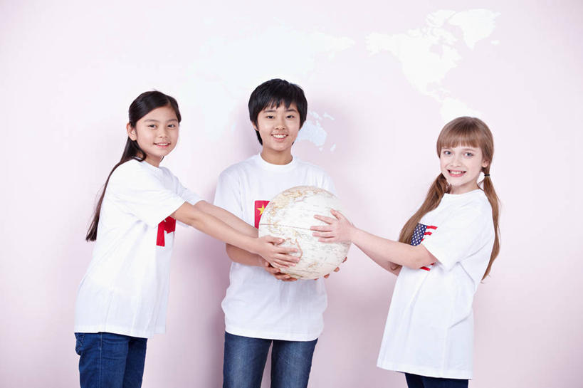 东方人,西方人,儿童,三个人,伙伴,朋友,站,笑,微笑,露齿笑,横图,室内,白天,正面,友谊,纯洁,仪器,海洋,地图,旗帜,国旗,欧洲,欧洲人,亚洲,握,阴影,服装,反射,网格,地球仪,线条,影子,世界地图,地球,陆地,拿,全球,拿着,扭头,注视,休闲装,黄种人,五星红旗,星条旗,球,一个,小孩,衣服,经纬线,模型,观察,看,站着,转头,休闲,球体,同学,休闲服,可爱,童年,童趣,握着,美国国旗,摄影,地理,国家,服饰,影棚,单个,观看,大陆,察看,世界,校友,关注,纬线,版图,加拿大国旗,经线,童真,中国国旗,烂漫,无邪,经纬仪,地理学,同窗,学友,天真,友情,男孩,男人,男性,女孩,女人,女性,白种人,亚洲人,旗,站立,半身,彩图,影棚拍摄,拍摄,美利坚合众国国旗,红地五星旗,中华人民共和国国旗,枫叶旗,大洋,大洲,男生,女生