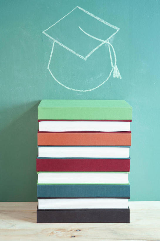 无人,竖图,室内,特写,白天,正面,桌子,静物,帽子,书籍,一排,许多,阴影,整齐,反射,影子,很多,书桌,排列,课桌,黑板,书本,教学,摄影,影棚,堆,博士帽,队列,学位帽,耐磨,教学黑板,书,图书,彩图,影棚拍摄,拍摄