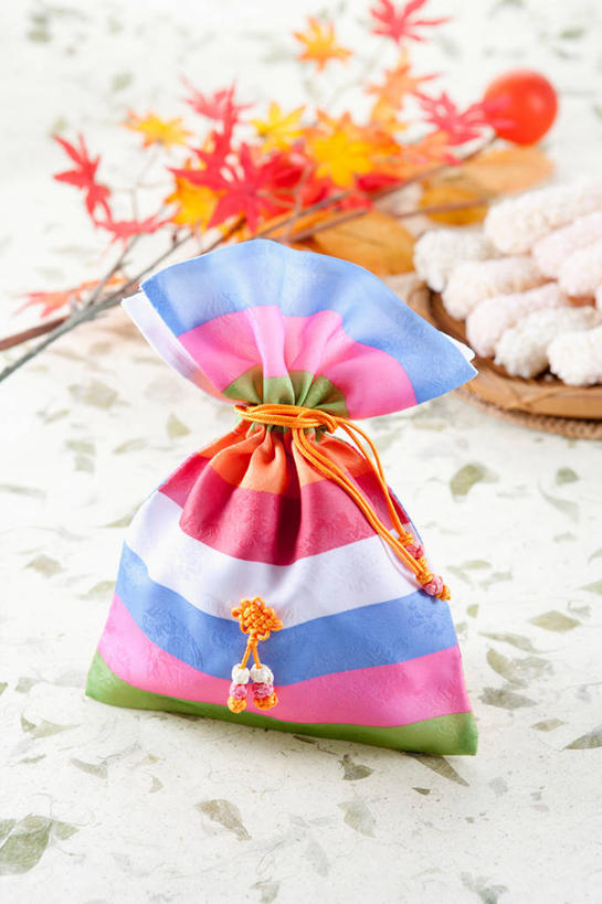 点心,无人,竖图,俯视,室内,特写,白天,餐具,袋子,叶子,朦胧,模糊,布袋,碟子,盘,食品,甜点,甜品,枫叶,枯叶,落叶,枝条,祝福,文化,传统,树枝,食物,糕点,一个,黄色,红色,盘子,碟,甜食,祈祷,祈福,健康,许愿,摄影,影棚,单个,福袋,纪念,枫树叶,祈求,吉祥,虬枝,枝杈,好运,平安,叶,叶片,彩图,高角度拍摄,影棚拍摄,拍摄