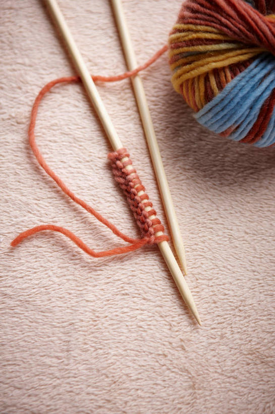 无人,竖图,俯视,室内,特写,白天,静物,阴影,卷曲,编织,缠绕,反射,影子,织物,线团,针,纺织,两个,毛线,摄影,影棚,毛衣针,编织针,彩图,高角度拍摄,影棚拍摄,拍摄