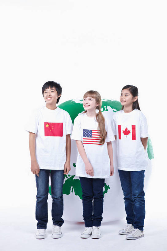 东方人,西方人,儿童,三个人,伙伴,朋友,站,笑,微笑,露齿笑,竖图,室内,白天,白色背景,正面,友谊,纯洁,仪器,海洋,地图,旗帜,国旗,欧洲,欧洲人,亚洲,服装,裤子,网格,地球仪,线条,世界地图,地球,陆地,全球,扭头,注视,牛仔裤,休闲装,黄种人,五星红旗,星条旗,球,一个,小孩,衣服,白色,经纬线,模型,观察,看,站着,转头,休闲,球体,同学,休闲服,可爱,童年,童趣,美国国旗,摄影,地理,国家,服饰,影棚,单个,观看,大陆,察看,世界,校友,关注,纬线,版图,加拿大国旗,经线,童真,中国国旗,烂漫,无邪,经纬仪,地理学,同窗,学友,天真,友情,男孩,男人,男性,女孩,女人,女性,白种人,亚洲人,旗,站立,彩图,全身,影棚拍摄,拍摄,美利坚合众国国旗,红地五星旗,中华人民共和国国旗,枫叶旗,大洋,大洲,男生,女生