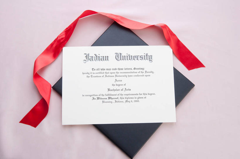 无人,横图,俯视,室内,特写,白天,静物,粉色背景,装饰,标志,丝绸,丝带,文凭,文字,字符,字母,缎带,标识,绸带,红色,摄影,影棚,华丽,修饰,点缀,证书,学位证,学位证书,衬托,美观,雅致,雅观,韩语,彩图,高角度拍摄,影棚拍摄,拍摄,朝鲜语,韩国语