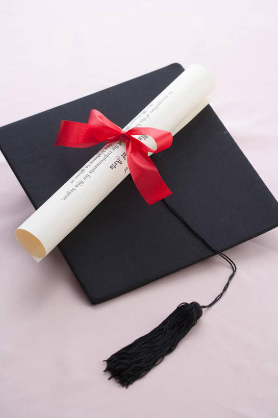 无人,学生,竖图,俯视,室内,特写,白天,静物,阴影,反射,丝绸,丝带,文凭,影子,缎带,绸带,红色,黑色,蝴蝶结,摄影,流苏,影棚,证书,学士帽,毕业,学士服,学位证,学位证书,垂布,学士袍,彩图,高角度拍摄,影棚拍摄,拍摄