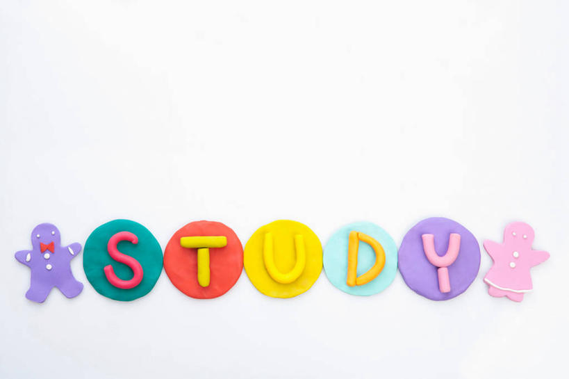 点心,无人,横图,俯视,彩色,室内,特写,白天,白色背景,静物,圣诞节,一排,节日,庆祝,整齐,人形,英文,标志,文字,字符,字母,泥土,土壤,食品,甜点,文化,标识,食物,糕点,排列,饼干,甜食,零食,庆典,摄影,影棚,纪念,五颜六色,英文字母,色彩斑斓,粘土,队列,矿物,五彩缤纷,酥饼,姜饼,姜饼人,装饰饼干,五彩斑斓,五光十色,彩图,高角度拍摄,影棚拍摄,拍摄,黏土