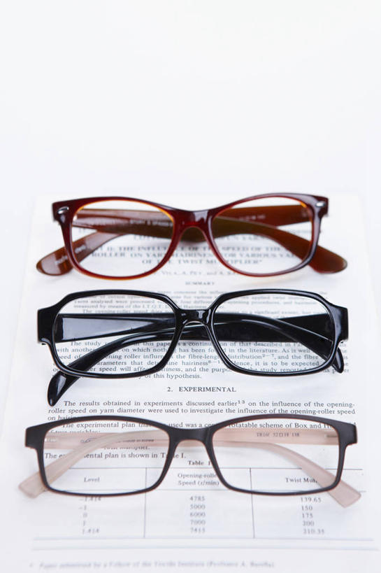 无人,竖图,俯视,室内,特写,白天,白色背景,静物,一排,阴影,整齐,反射,英文,标志,文字,眼镜,影子,纸,字符,字母,标识,排列,摄影,影棚,英文字母,试卷,考试,队列,测验,考卷,近视眼镜,考察,三副,评比,彩图,高角度拍摄,影棚拍摄,拍摄