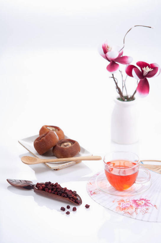 无人,竖图,俯视,室内,特写,白天,白色背景,幸福,智慧,餐桌,茶,桌子,浆果,柿子,静物,杯子,餐具,花瓶,玻璃,许多,阴影,艺术,盛开,反射,碟子,盘,影子,勺子,陶瓷,茶叶,食品,陶瓷制品,饮品,很多,一杯,花蕾,文化,娱乐,玻璃制品,花,花瓣,花朵,鲜花,食物,插花,盘子,瓶子,水杯,调羹,碟,汤匙,干果,花茶,花苞,花蕊,享受,休闲,温馨,放松,乐趣,保健,养生,摄影,影棚,餐台,插花艺术,花草茶,创造,舒适,创作,想象,柿饼,香花茶,香片,熏花茶,茶杯,月柿,彩图,高角度拍摄,影棚拍摄,拍摄,干柿,柿干