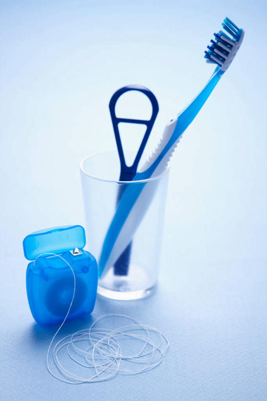 无人,竖图,室内,特写,白天,正面,静物,杯子,一把,阴影,蓝色背景,反射,牙刷,影子,玻璃制品,水杯,日用品,清洁,牙线,摄影,影棚,洗漱用品,卫生,玻璃杯,彩图,影棚拍摄,拍摄