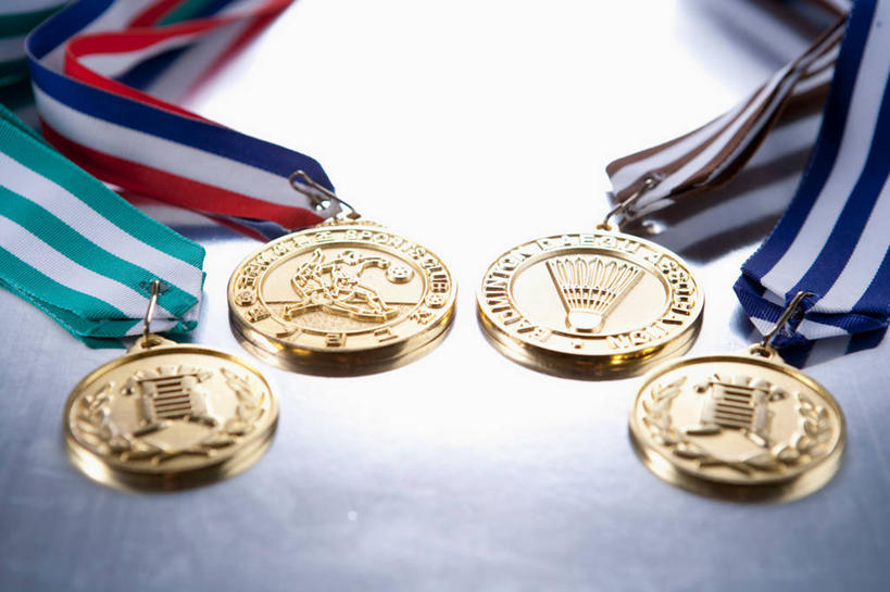 无人,横图,俯视,室内,特写,白天,成功,胜利,静物,一排,阴影,蓝色背景,整齐,反射,影子,排列,四个,光彩,摄影,影棚,队列,奖牌,金牌,荣誉,奖品,荣耀,光荣,彩图,高角度拍摄,影棚拍摄,拍摄
