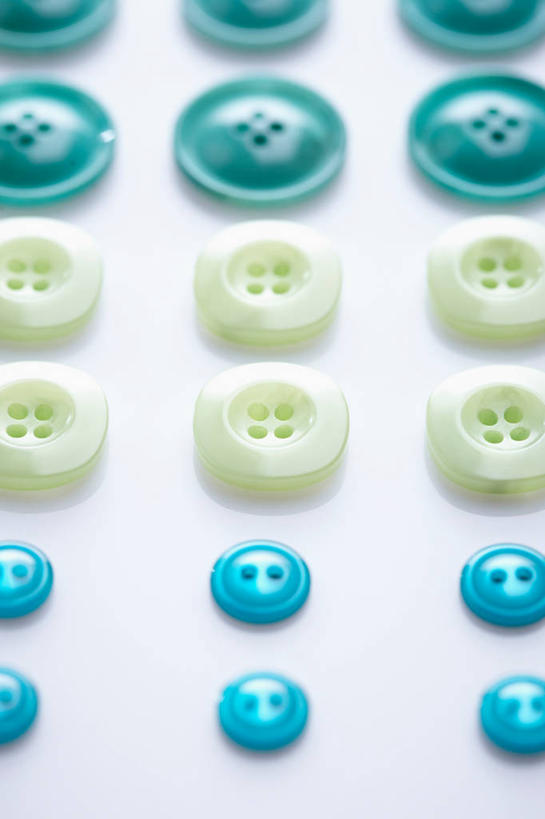 无人,竖图,俯视,室内,特写,白天,白色背景,静物,一排,许多,整齐,并列,并排,很多,纽扣,排列,蓝色,白色,摄影,影棚,钮扣,队列,平行,彩图,高角度拍摄,影棚拍摄,拍摄