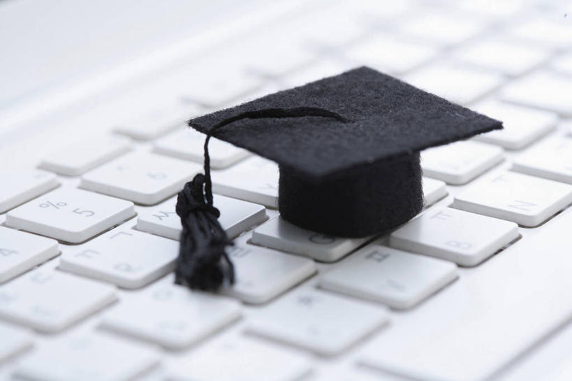 无人,学生,横图,俯视,室内,特写,白天,白色背景,键盘,静物,阴影,朦胧,模糊,反射,影子,输入设备,通讯设备,黑色,摄影,流苏,影棚,学士帽,毕业,学士服,通信设备,一顶,垂布,学士袍,彩图,高角度拍摄,影棚拍摄,拍摄