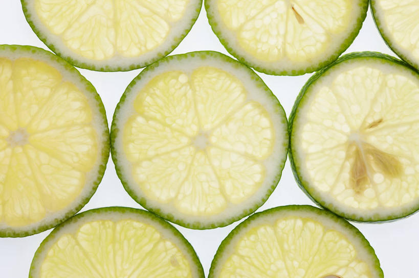 无人,横图,俯视,室内,特写,白天,白色背景,水果,一排,切开,新鲜,整齐,并列,并排,生食,食品,果实,食物,排列,切,摄影,有机食品,绿色食品,影棚,队列,平行,剖面,切面,酸橙,代代,橙子,橙,彩图,高角度拍摄,影棚拍摄,拍摄