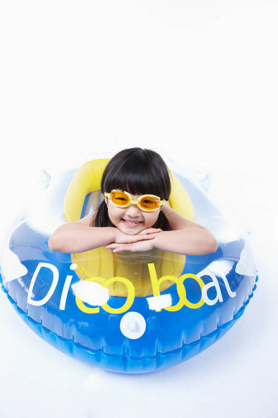 东方人,儿童,一个人,笑,微笑,露齿笑,竖图,俯视,室内,白天,白色背景,纯洁,船,亚洲,仅一个女性,仅一个人,一艘,眼镜,泳镜,注视,黄种人,小孩,游泳眼镜,交通工具,观察,看,趴着,仅一个小孩,可爱,童年,童趣,摄影,影棚,观看,察看,关注,载具,童真,气垫船,烂漫,无邪,天真,女孩,女人,女性,亚洲人,孩子,趴,彩图,高角度拍摄,全身,影棚拍摄,拍摄,女生