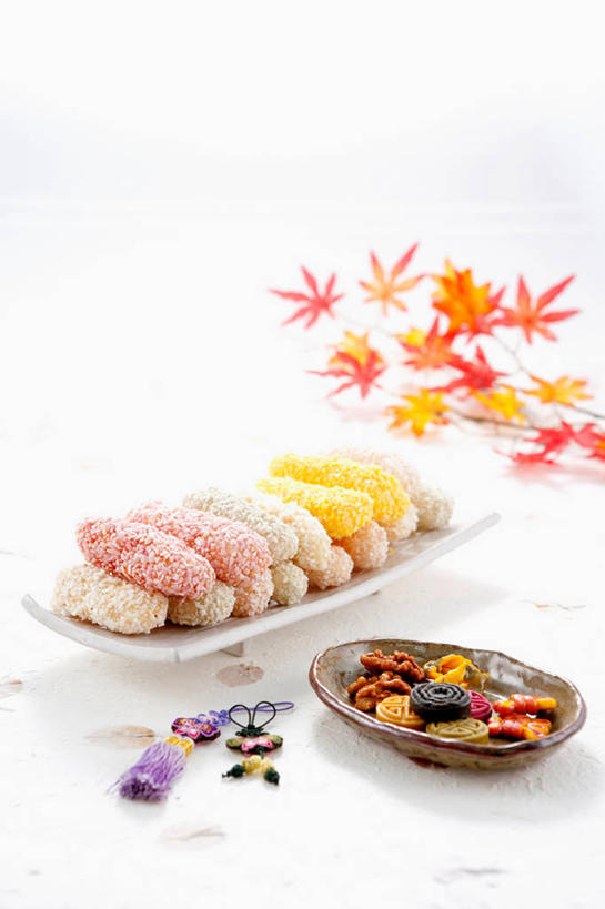 点心,无人,竖图,室内,特写,白天,白色背景,正面,餐桌,桌子,餐具,叶子,玉,一堆,许多,阴影,堆叠,堆积,反射,雕刻,碟子,盘,影子,食品,甜点,甜品,枫叶,枯叶,落叶,食物,糕点,黄色,红色,盘子,碟,甜食,摄影,奢侈品,玉雕,影棚,餐台,枫树叶,堆,玉器,贵重,珍贵,玉石,玉佩,宝贵,叶,叶片,彩图,影棚拍摄,拍摄