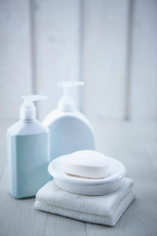 无人,竖图,室内,特写,白天,正面,化妆,美容,静物,一块,一条,护肤,阴影,反射,纺织物,影子,盒子,化妆品,瓶子,容器,塑料制品,肥皂,肥皂盒,毛巾,香皂,日用品,洗浴用品,清洁,保养,享受,休闲,塑料瓶,放松,保健,储藏,保暖,护肤品,化妆用品,储存,护肤用品,舒缓,透气,养颜,防水,去污,紧肤,嫩肤,储水,耐磨,吸水,洗涤,彩图,贮存