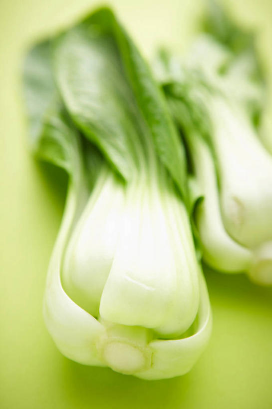 无人,竖图,俯视,室内,特写,白天,蔬菜,绿色背景,阴影,朦胧,模糊,新鲜,反射,影子,青菜,食品,食物,两个,摄影,有机食品,绿色食品,影棚,小白菜,不结球白菜,彩图,高角度拍摄,影棚拍摄,拍摄