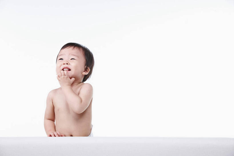 东方人,婴儿,儿童,一个人,站,笑,微笑,露齿笑,横图,室内,白天,白色背景,正面,纯洁,亚洲,仅一个人,阴影,反射,影子,注视,黄种人,裸露,小孩,观察,看,站着,可爱,摄影,活泼,影棚,观看,察看,关注,宝宝,裸,吸吮,纯真,烂漫,无邪,伶俐,天真,亚洲人,孩子,站立,半身,彩图,影棚拍摄,拍摄