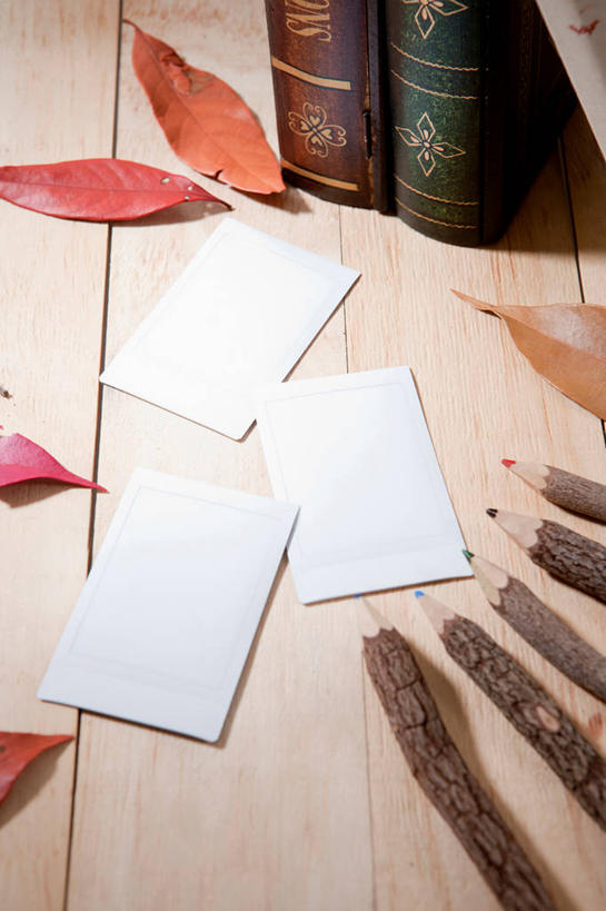 无人,竖图,俯视,室内,特写,白天,静物,书籍,叶子,阴影,反射,笔,影子,纸,枫叶,枯叶,落叶,办公用品,稿纸,信纸,纸张,文具,黄色,红色,便签纸,铅笔,学习用品,书本,枫树叶,文具用品,叶,叶片,书,图书,彩图,高角度拍摄,速写纸,文稿纸,演算纸