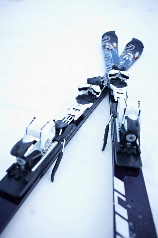 无人,竖图,俯视,室外,特写,白天,雪,大雪,积雪,雪景,冬季,冬天,运动器械,两个,健身器械,寒冷,滑雪板,健身器材,滑雪装备,严寒,彩图,高角度拍摄,运动器材