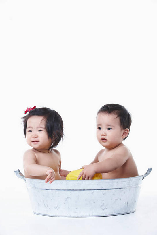 东方人,婴儿,儿童,两个人,家庭,坐,竖图,室内,白天,白色背景,侧面,洗澡,游戏,纯洁,安全,玩具,亚洲,握,阴影,装饰,反射,鸭子,头饰,影子,防护,拿,玩,拿着,扭头,注视,黄种人,娱乐,干净,裸露,小孩,发饰,容器,饰品,观察,看,清洁,转头,享受,休闲,健康,温暖,温馨,一家人,浴盆,橡胶,放松,可爱,益智,握着,保健,摄影,活泼,影棚,赤裸,观看,活动,储藏,保护,华丽,修饰,点缀,和睦,察看,卫生,储存,发泄,关注,消遣,智力,宝宝,裸,澡盆,保险,头绳,橡胶制品,纯真,烂漫,无邪,配饰,宣泄,保全,周全,安稳,安定,衬托,美观,雅致,雅观,泡汤,橡胶小鸭,橡皮小鸭,伶俐,平安,天真,亚洲人,孩子,玩耍,嬉戏,坐着,彩图,全身,影棚拍摄,沐浴,拍摄,婴儿浴盆,融洽,贮存,发绳