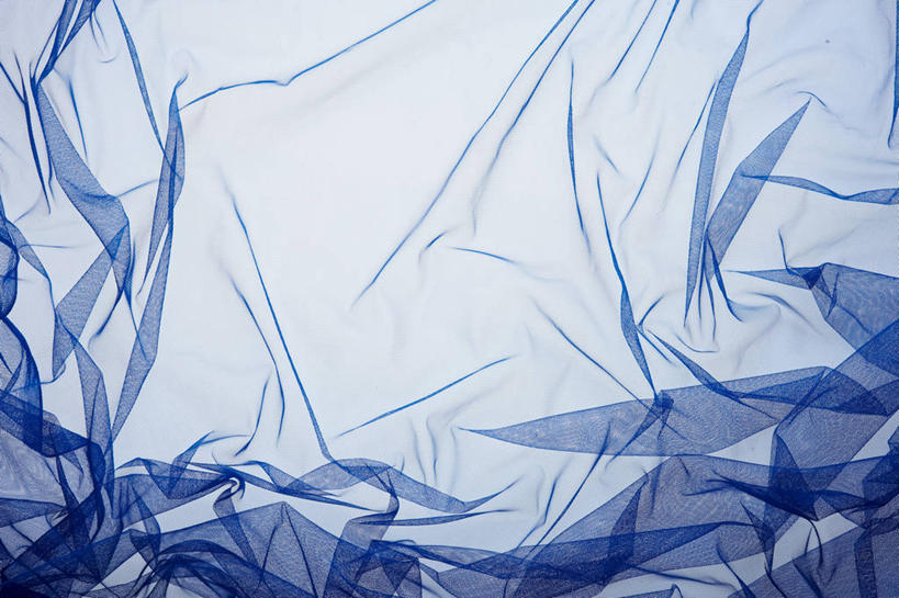 无人,横图,俯视,室内,特写,白天,白色背景,静物,阴影,柔软,透明,反射,纹路,布,纹理,影子,布纹,蓝色,摄影,影棚,轻薄,飘逸,布匹,肌理,理智,沉静,冷色,高深,冷淡,雪纺,彩图,高角度拍摄,影棚拍摄,拍摄,丝织物,乔其纱,乔其绉,乔琪纱