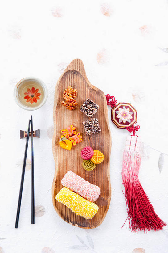 点心,无人,竖图,俯视,室内,特写,白天,白色背景,筷子,餐具,玉,阴影,反射,雕刻,碟子,盘,影子,陶瓷,食品,甜点,甜品,筷架,陶瓷制品,筷枕,文化,传统,食物,糕点,盘子,容器,碟,碗,甜食,摄影,奢侈品,玉雕,影棚,储藏,礼节,筷子架,玉器,贵重,珍贵,储存,礼仪,玉石,玉佩,宝贵,进餐用具,彩图,高角度拍摄,影棚拍摄,拍摄,贮存