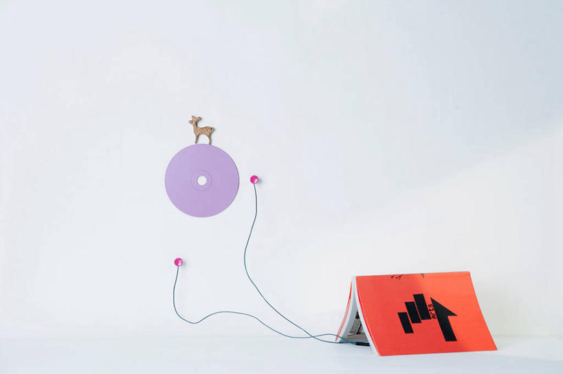 无人,站,横图,室内,特写,白天,白色背景,正面,哺乳动物,鹿,野生动物,书籍,一本,阴影,反射,影子,注视,方向,箭头,动物,书本,观察,看,站着,两只,可爱,摄影,活泼,影棚,观看,察看,影碟机,指向,关注,DVD播放器,簇,DVD播放机,DVD影碟机,光盘存储器,数字多功能光盘,书,图书,站立,彩图,全身,影棚拍摄,拍摄