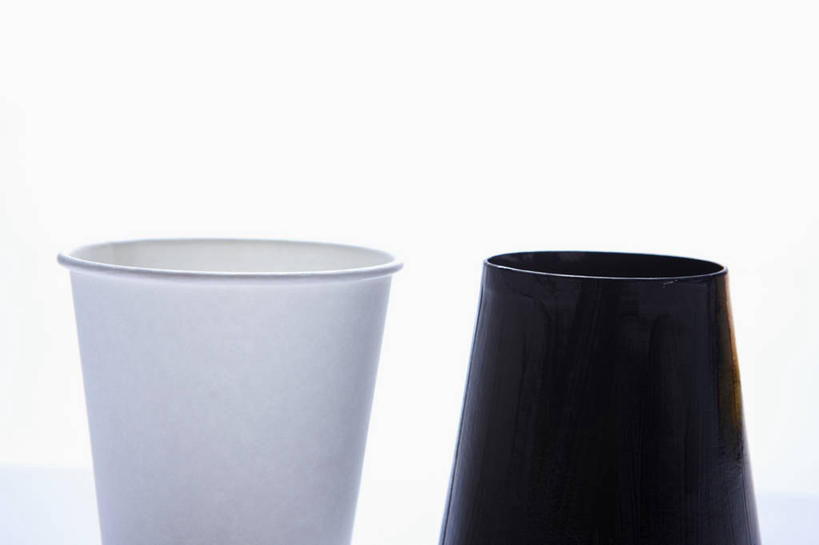 无人,横图,室内,特写,白天,白色背景,正面,静物,杯子,阴影,反射,影子,两个,白色,黑色,纸制品,摄影,影棚,纸杯,一次性杯子,彩图,影棚拍摄,拍摄