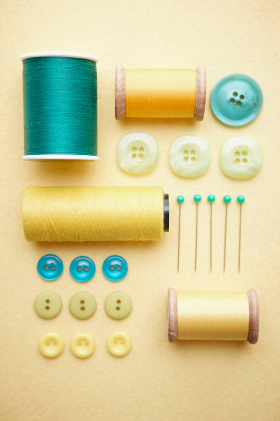 无人,竖图,俯视,室内,特写,白天,静物,阴影,黄色背景,反射,线,影子,纽扣,针,摄影,影棚,缝纫,钮扣,缝衣针,针线,线轴,盘扣,彩图,高角度拍摄,影棚拍摄,拍摄,盘纽