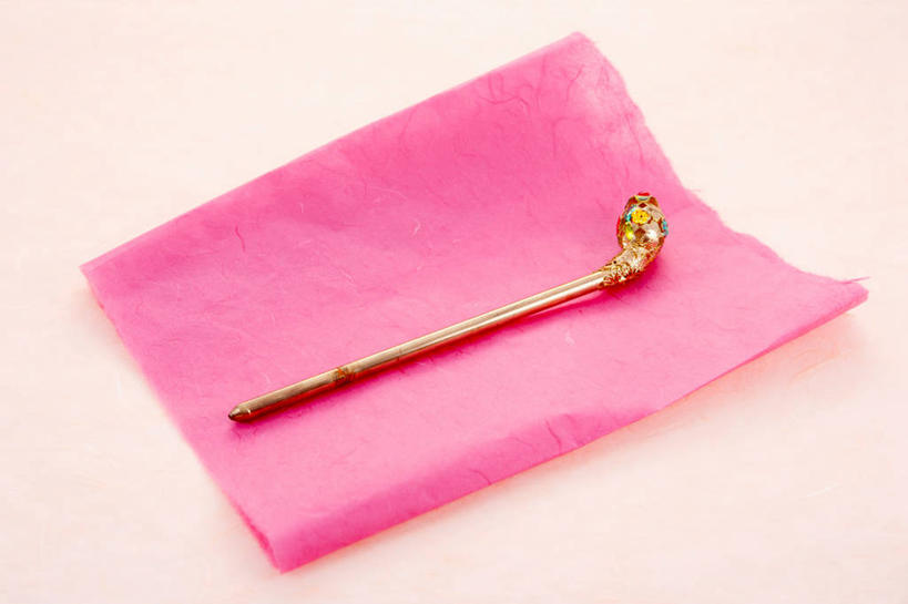 无人,横图,俯视,室内,特写,白天,静物,阴影,花纹,米色背景,装饰,反射,布,头饰,图案,影子,布纹,发簪,粉色,发饰,饰品,摄影,影棚,华丽,修饰,布匹,点缀,配饰,衬托,美观,雅致,雅观,簪子,彩图,高角度拍摄,影棚拍摄,拍摄