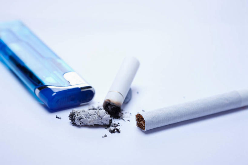 无人,横图,俯视,室内,特写,白天,白色背景,静物,香烟,阴影,反射,影子,一个,蓝色,打火机,烟,摄影,影棚,单个,取火装置,小型取火装置,卷烟,烟草,纸烟,彩图,高角度拍摄,影棚拍摄,拍摄