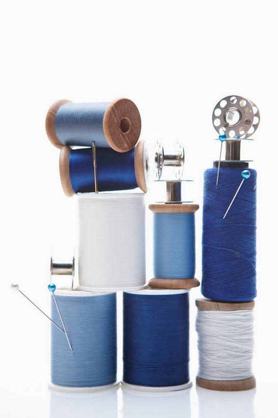 无人,竖图,室内,特写,白天,白色背景,正面,生活用品,静物,一堆,许多,堆叠,堆积,线,办公用品,很多,文具,蓝色,白色,学习用品,日用品,摄影,影棚,堆,文具用品,彩图,影棚拍摄,拍摄,大头针