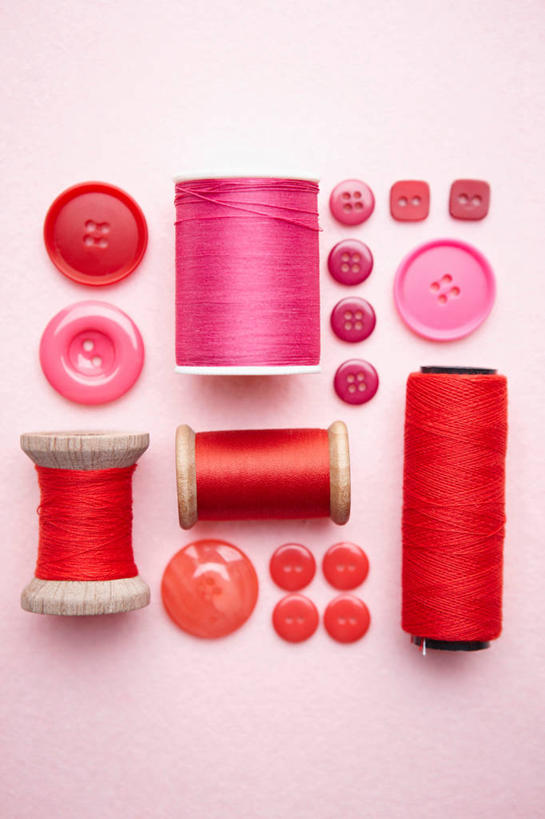 无人,竖图,俯视,室内,特写,白天,静物,一排,许多,粉色背景,整齐,并列,并排,线,很多,纽扣,排列,粉色,红色,摄影,影棚,钮扣,队列,平行,彩图,高角度拍摄,影棚拍摄,拍摄