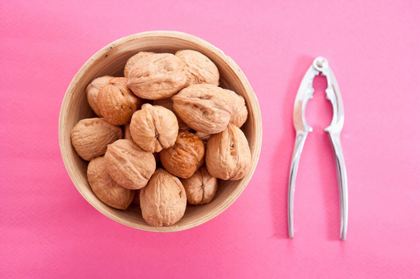 无人,横图,俯视,室内,特写,白天,一堆,许多,堆叠,堆积,粉色背景,工具,钳子,陶瓷,核桃,坚果,果实,陶瓷制品,很多,一个,容器,碗,干果,摄影,影棚,单个,储藏,堆,五金,储存,胡桃,核桃钳,胡桃钳,羌桃,胡桃夹,彩图,高角度拍摄,影棚拍摄,拍摄,贮存