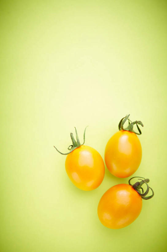 无人,竖图,俯视,室内,特写,白天,蔬菜,西红柿,小番茄,黄色背景,新鲜,食品,食物,三个,摄影,有机食品,绿色食品,影棚,小西红柿,樱桃小番茄,珍珠小番茄,樱桃番茄,圣女果,番茄,彩图,高角度拍摄,影棚拍摄,拍摄,黄色小番茄