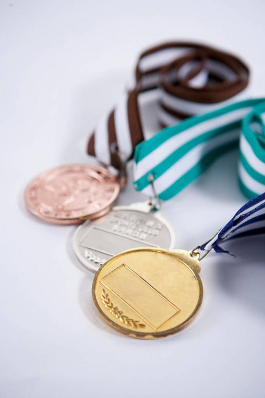 无人,竖图,俯视,室内,特写,白天,白色背景,成功,胜利,静物,一排,阴影,整齐,装饰,反射,丝绸,丝带,影子,缎带,绸带,排列,光彩,摄影,影棚,华丽,修饰,点缀,队列,奖牌,金牌,荣誉,奖品,铜牌,银牌,衬托,美观,雅致,雅观,荣耀,光荣,彩图,高角度拍摄,影棚拍摄,拍摄
