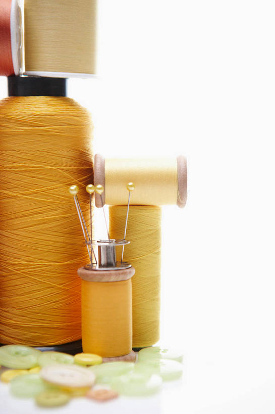 无人,竖图,室内,特写,白天,白色背景,正面,生活用品,静物,一堆,许多,阴影,堆叠,堆积,反射,线,影子,办公用品,很多,纽扣,文具,黄色,学习用品,日用品,橙色,摄影,影棚,堆,钮扣,文具用品,线轴,彩图,影棚拍摄,拍摄,大头针