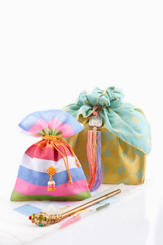 无人,竖图,室内,特写,白天,白色背景,正面,静物,礼盒,礼物,阴影,装饰,反射,头饰,影子,纸盒,发簪,盒子,包装盒,发饰,饰品,礼品盒,摄影,礼品,影棚,华丽,修饰,点缀,配饰,衬托,美观,雅致,雅观,簪子,彩图,影棚拍摄,拍摄