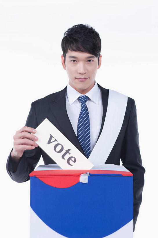 东方人,一个人,站,笑,微笑,竖图,室内,白天,白色背景,正面,衬衫,西装,亚洲,仅一个男性,仅一个人,握,套装,正装,英文,标志,文字,字符,字母,领带,拿,拿着,注视,职业装,黄种人,标识,仅一个年轻男性,容器,箱子,观察,看,站着,握着,摄影,影棚,观看,储藏,英文字母,察看,象征,庄重,储存,关注,身份,投票箱,正式,地位,男人,男性,年轻男性,亚洲人,站立,半身,彩图,影棚拍摄,衬衣,拍摄,贮存,投票