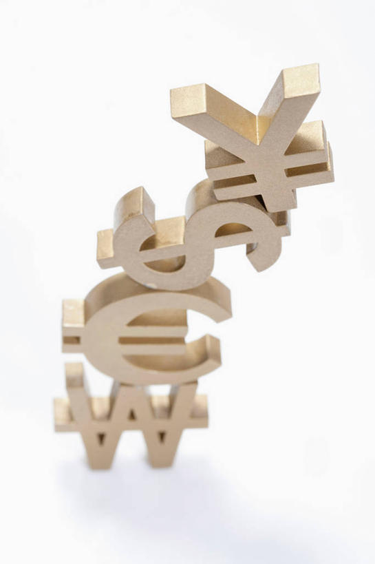 无人,竖图,室内,特写,白天,白色背景,正面,钱,美元,静物,阴影,反射,标志,钱币,文字,影子,美金,标识,金融,摄影,影棚,经济,美圆,流通,贸易,货币,美元符号,现金,彩图,影棚拍摄,拍摄,欧元符号,日元符号