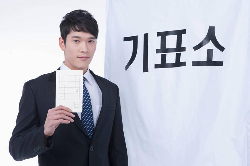 东方人,一个人,商务人士,商务男性,站,笑,微笑,横图,室内,白天,白色背景,正面,衬衫,亚洲,仅一个男性,仅一个人,握,阴影,套装,反射,标志,材料,档案,文件,文字,影子,纸,字符,字母,领带,注视,黄种人,标识,仅一个年轻男性,手稿,资料,观察,看,站着,握着,摄影,影棚,观看,证明,察看,选票,象征,庄重,关注,文档,商务装,身份,工薪阶层,正式,地位,韩语,票子,男人,男性,年轻男性,亚洲人,白领,上班族,站立,半身,彩图,影棚拍摄,衬衣,拍摄,朝鲜语,韩国语