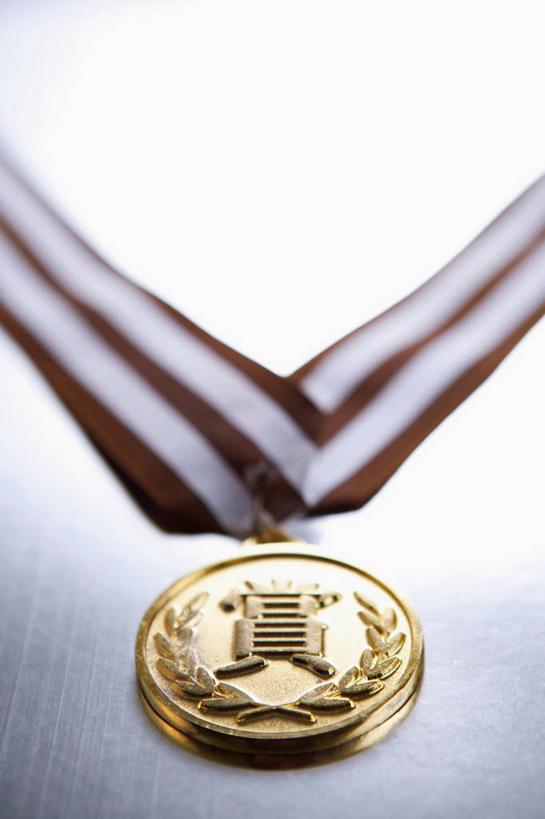 竖图,室内,特写,白天,白色背景,正面,成功,胜利,静物,阴影,反射,标志,文字,影子,字符,标识,一个,绳子,汉字,光彩,摄影,影棚,单个,绳索,中文,奖牌,金牌,荣誉,奖品,国文,华文,荣耀,光荣,半身,彩图,影棚拍摄,拍摄